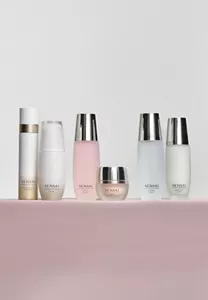 Produkte für die Doppel-Befeuchtung von Cellular Performance und Absolute Silk nebeneinander auf einem mauvefarbenen Tisch